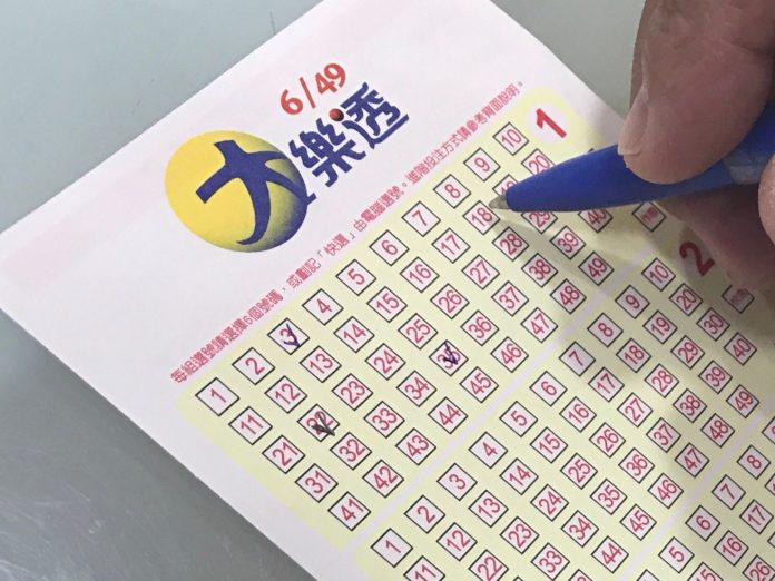 才遭老闆解僱！工人回家「隨手花42元買彩券」當晚爽中3千萬頭獎　笑曝「買9年難得電腦選號」：心情像坐雲霄飛車