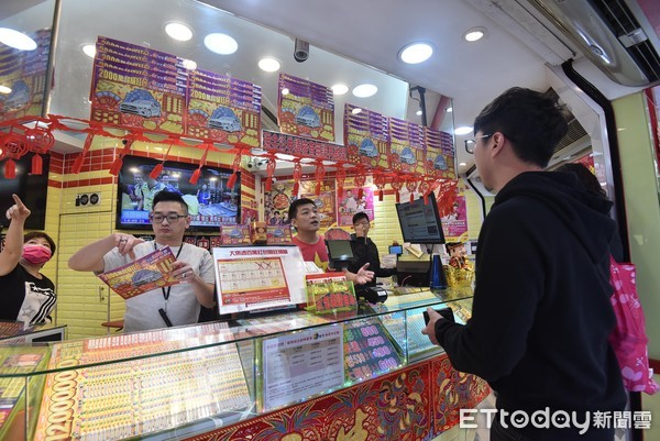 才遭老闆解僱！工人回家「隨手花42元買彩券」當晚爽中3千萬頭獎　笑曝「買9年難得電腦選號」：心情像坐雲霄飛車