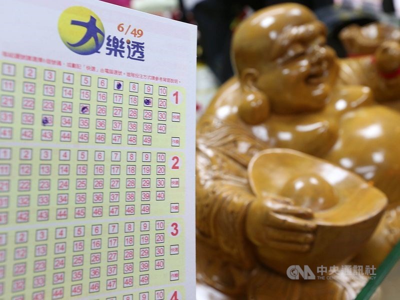 才遭老闆解僱！工人回家「隨手花42元買彩券」當晚爽中3千萬頭獎　笑曝「買9年難得電腦選號」：心情像坐雲霄飛車