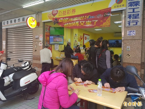 才遭老闆解僱！工人回家「隨手花42元買彩券」當晚爽中3千萬頭獎　笑曝「買9年難得電腦選號」：心情像坐雲霄飛車