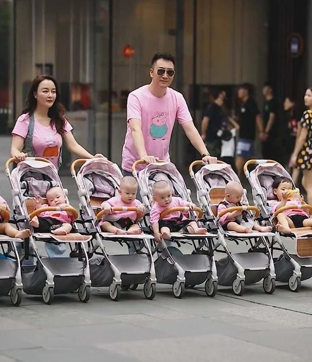 2次分娩6個寶寶！霸氣夫妻一家橫行出街「6輛嬰兒車并行」　超拉風場面路人回頭率100%