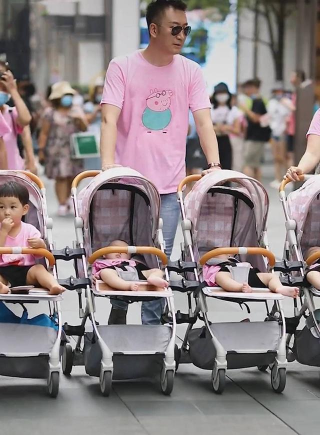 2次分娩6個寶寶！霸氣夫妻一家橫行出街「6輛嬰兒車并行」　超拉風場面路人回頭率100%