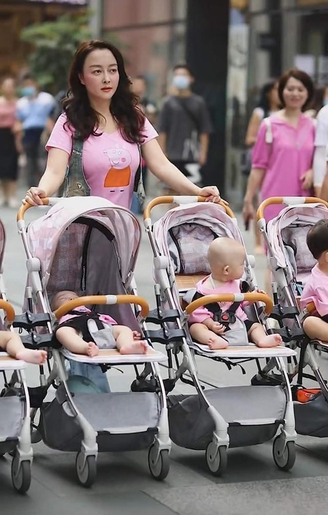 2次分娩6個寶寶！霸氣夫妻一家橫行出街「6輛嬰兒車并行」　超拉風場面路人回頭率100%