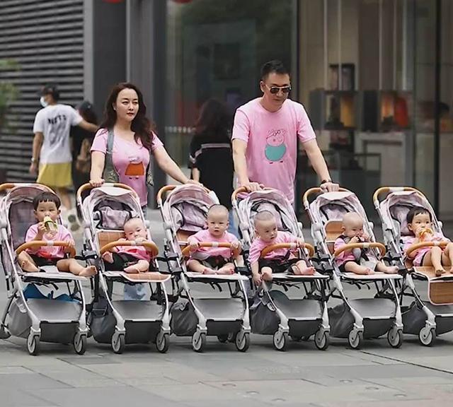 2次分娩6個寶寶！霸氣夫妻一家橫行出街「6輛嬰兒車并行」　超拉風場面路人回頭率100%