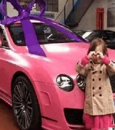別摸你賠不起！女兒「伸手摸藍寶堅尼」遭店員狂酸　媽媽氣炸喊「你跪下我買2輛」店員最後下場慘了