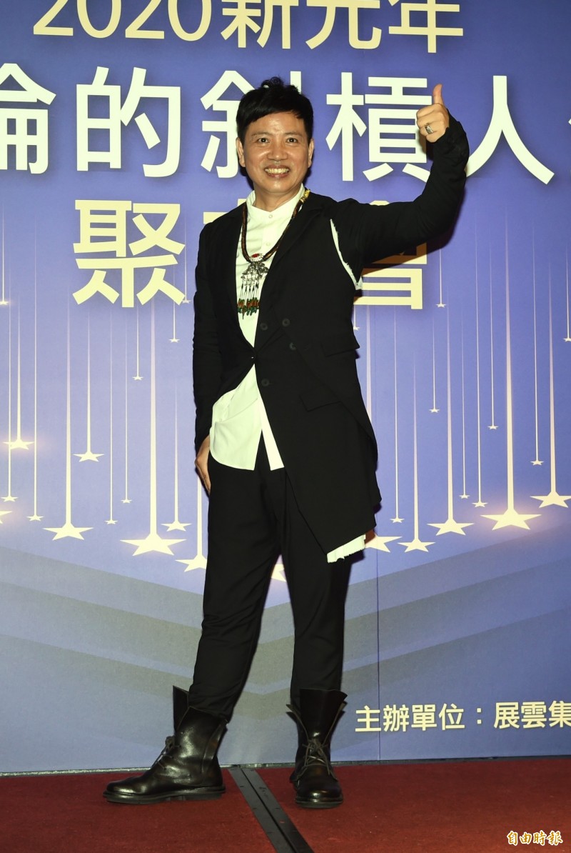 62歲轉行殯葬業！陳凱倫「帶92歲母上山挑塔位」母盼走後能合葬隔壁　一家三口首同框「自豪兒子為家扛房貸」
