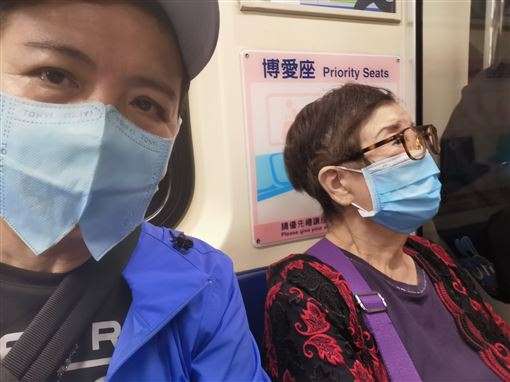 62歲轉行殯葬業！陳凱倫「帶92歲母上山挑塔位」母盼走後能合葬隔壁　一家三口首同框「自豪兒子為家扛房貸」