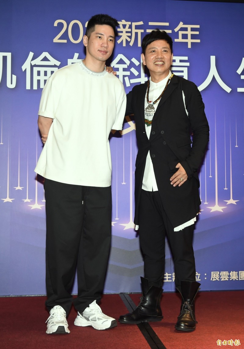 62歲轉行殯葬業！陳凱倫「帶92歲母上山挑塔位」母盼走後能合葬隔壁　一家三口首同框「自豪兒子為家扛房貸」