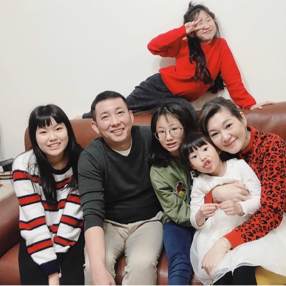 家有4千金！屈中恆曝「回家先抱老婆」小孩第二：太太最辛苦　坦言「當爸爸很認份」為妻女再奮鬥10年不退休