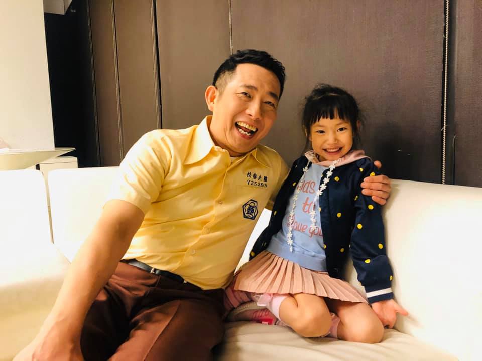 家有4千金！屈中恆曝「回家先抱老婆」小孩第二：太太最辛苦　坦言「當爸爸很認份」為妻女再奮鬥10年不退休