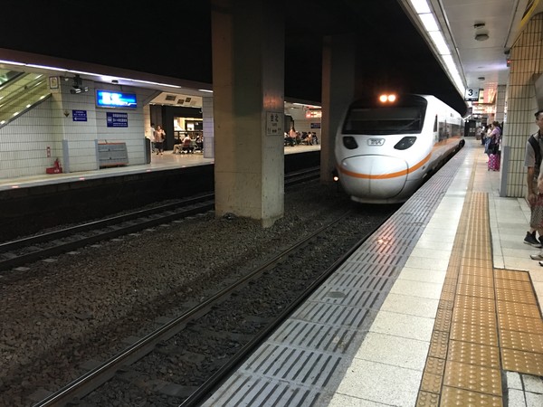 搭火車位置被坐走！傲嬌女堅持不走「乾瞪眼10秒鐘」亮出車票　發現不對勁「尷尬開金口」全場傻住