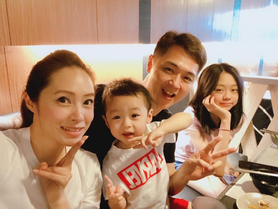 洪百榕么兒暴風抽高「彎月笑眼照曝光」！媽媽爆料嘴超甜「童言童語擄獲阿嬤心」網讚：真的小帥哥
