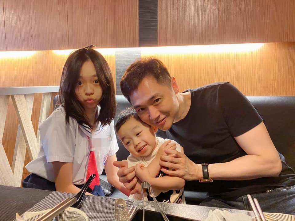 洪百榕么兒暴風抽高「彎月笑眼照曝光」！媽媽爆料嘴超甜「童言童語擄獲阿嬤心」網讚：真的小帥哥