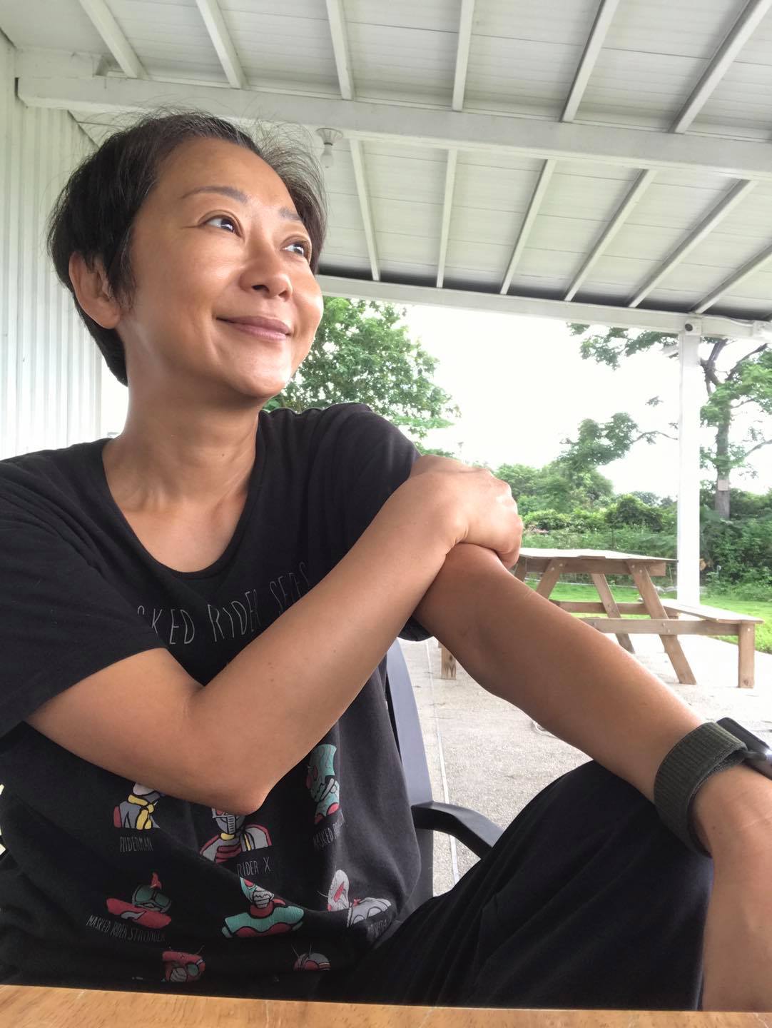 曹蘭隱居台東！卸明星光環「親自除草種芭蕉」樂當農家婦　1年曬出「健康小麥肌」滿臉笑容好幸福