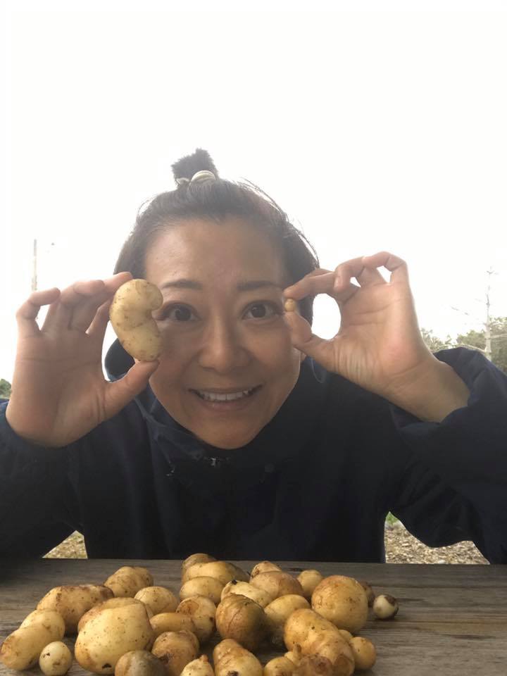 曹蘭隱居台東！卸明星光環「親自除草種芭蕉」樂當農家婦　1年曬出「健康小麥肌」滿臉笑容好幸福