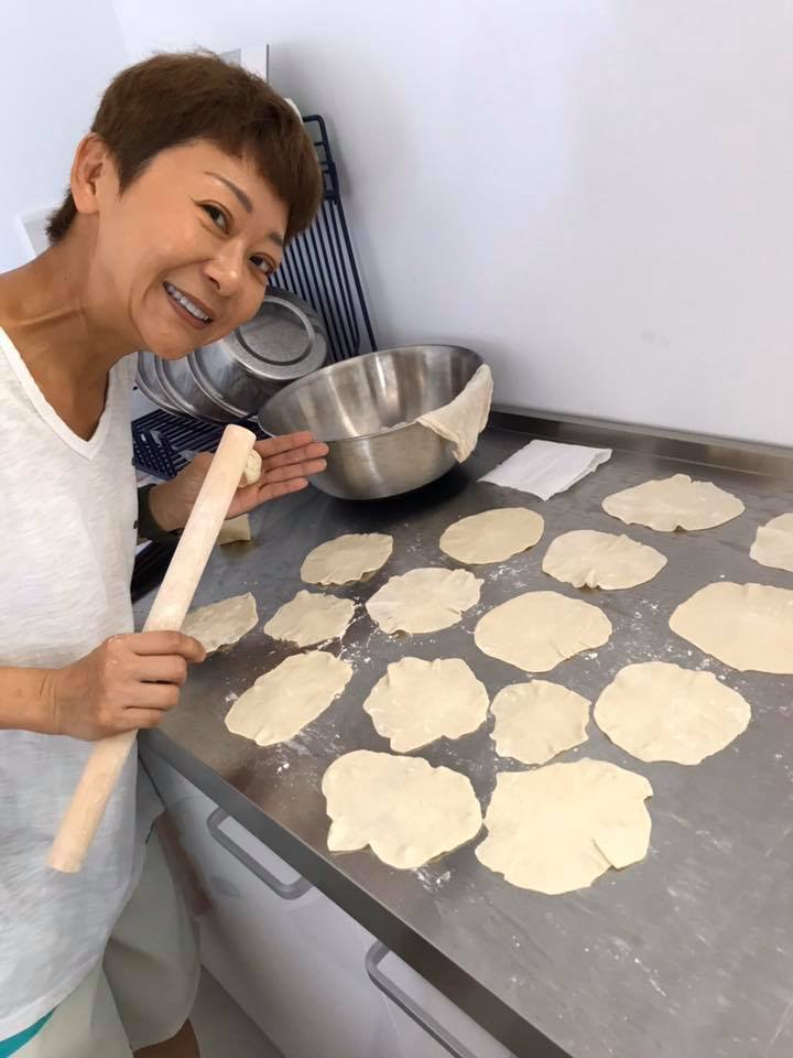 曹蘭隱居台東！卸明星光環「親自除草種芭蕉」樂當農家婦　1年曬出「健康小麥肌」滿臉笑容好幸福