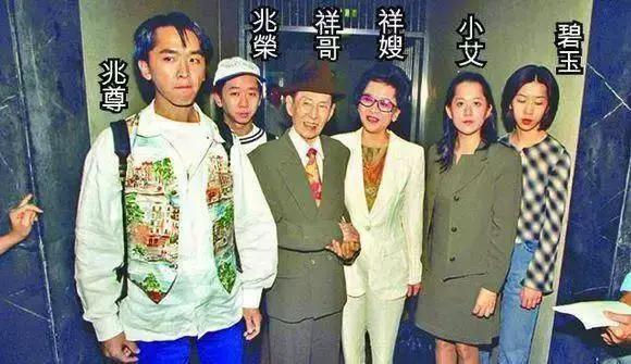 月花20萬養三女友！富二代「靠父母19億遺產過活」　與大婆二婆「相戀30年不婚不育」三女友親如姐妹
