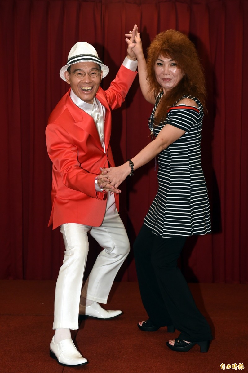 樂當孝順阿公！57歲陳雷「整天圍著金孫轉」轉行當農夫下田種菜　和水某牽手30載「親親不害羞」大秀恩愛