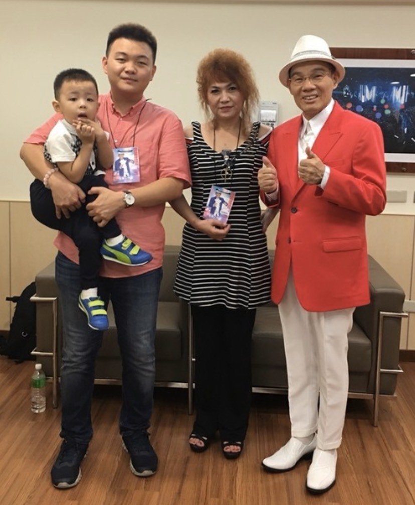 樂當孝順阿公！57歲陳雷「整天圍著金孫轉」轉行當農夫下田種菜　和水某牽手30載「親親不害羞」大秀恩愛