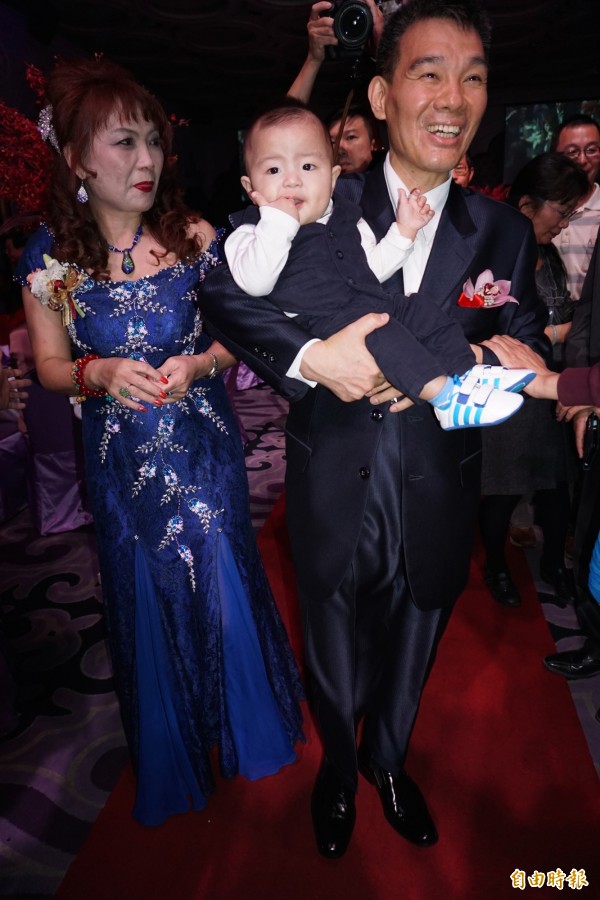 樂當孝順阿公！57歲陳雷「整天圍著金孫轉」轉行當農夫下田種菜　和水某牽手30載「親親不害羞」大秀恩愛