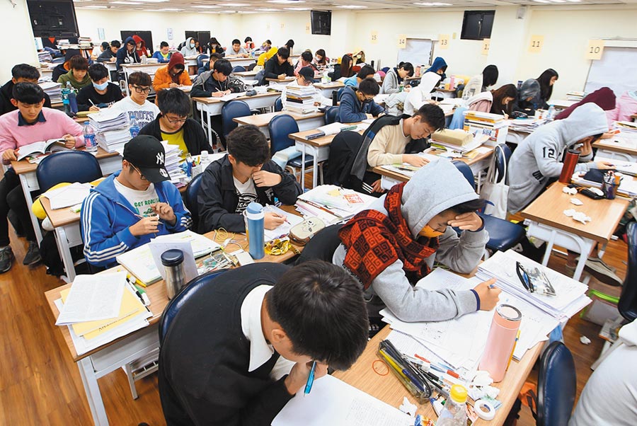 沒考上建中！他被父親逼去街上「發500張落榜傳單」　淚崩「好像被父母拋棄了」真實經歷看哭網友