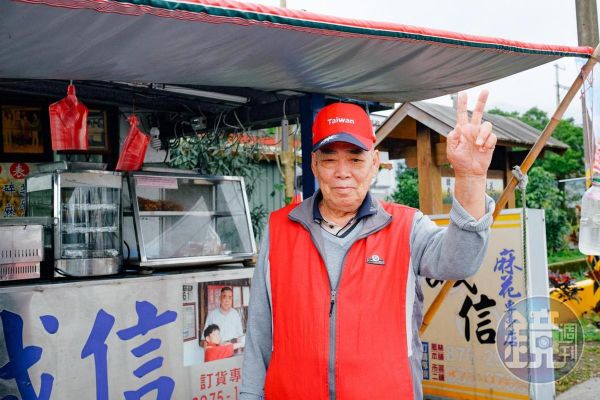 自己投錢自己拿！80歲爺爺「開誠實商店賣麻花捲」憑良心付錢　「走進店內一看」網驚：開到44年不簡單