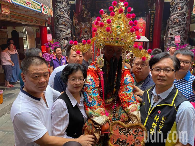 七月鬼門開！城隍爺出巡「派七爺暗訪抓鬼」　曾經當場「送走一對夫妻」信眾感動：慈悲為懷