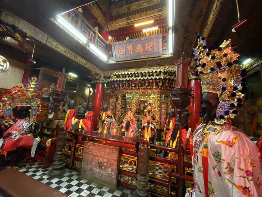七月鬼門開！城隍爺出巡「派七爺暗訪抓鬼」　曾經當場「送走一對夫妻」信眾感動：慈悲為懷