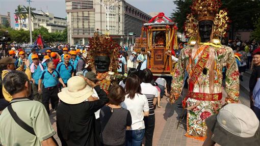 七月鬼門開！城隍爺出巡「派七爺暗訪抓鬼」　曾經當場「送走一對夫妻」信眾感動：慈悲為懷