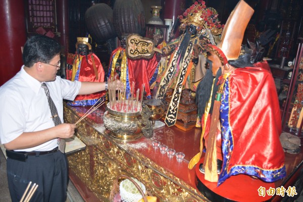 七月鬼門開！城隍爺出巡「派七爺暗訪抓鬼」　曾經當場「送走一對夫妻」信眾感動：慈悲為懷