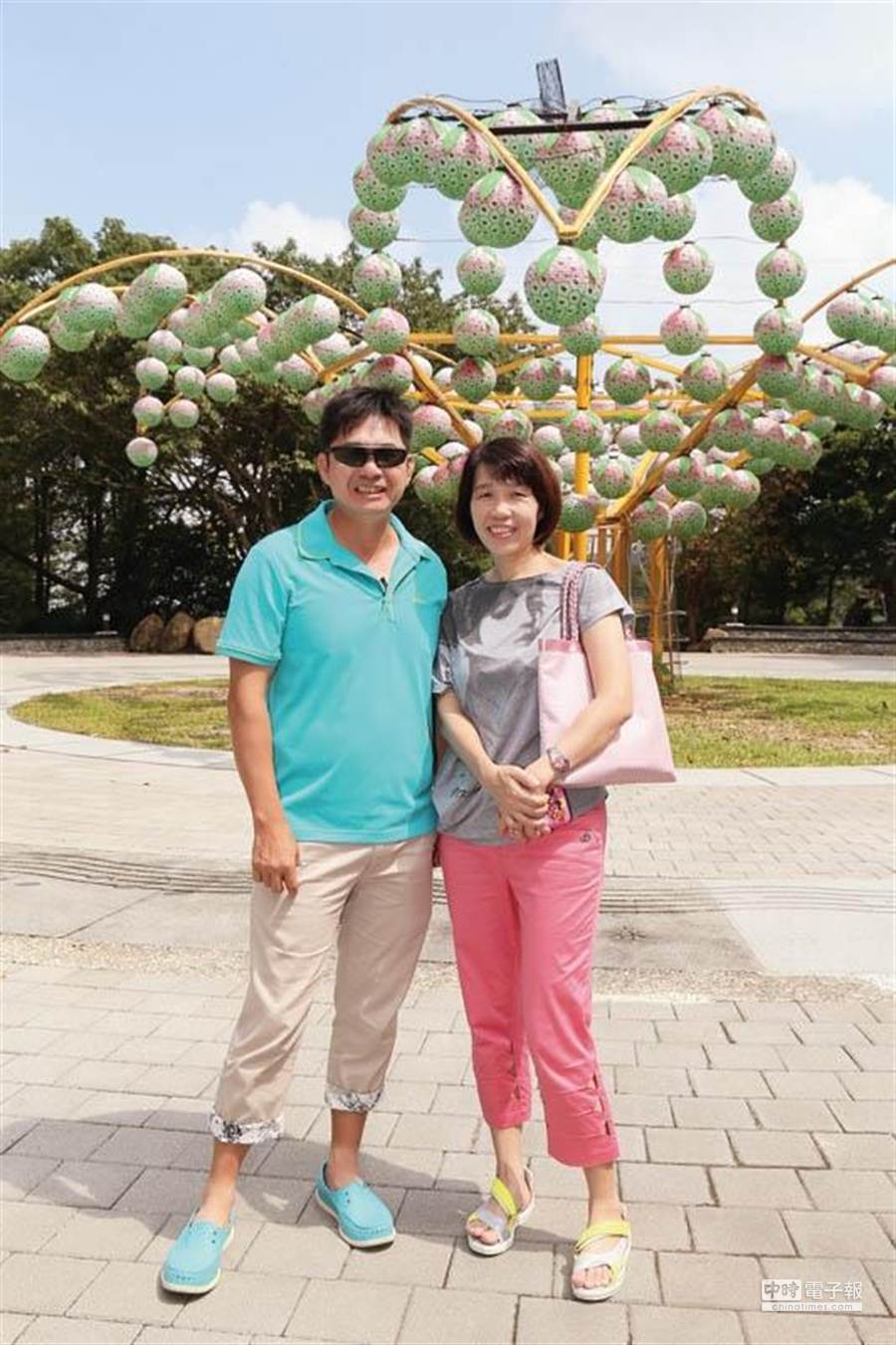 洪都拉斯「結縭24年賢妻曝光」熬過苦日子不離棄！「罕曬婚紗照」」整個人幸福肥甜誇：老婆照顧好
