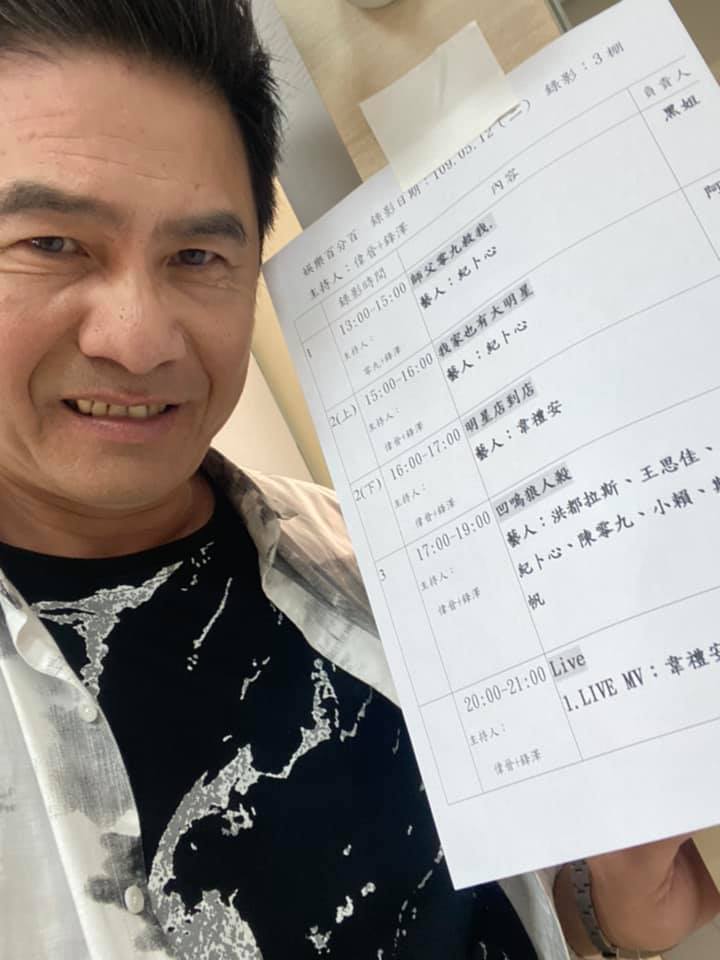 洪都拉斯「結縭24年賢妻曝光」熬過苦日子不離棄！「罕曬婚紗照」」整個人幸福肥甜誇：老婆照顧好