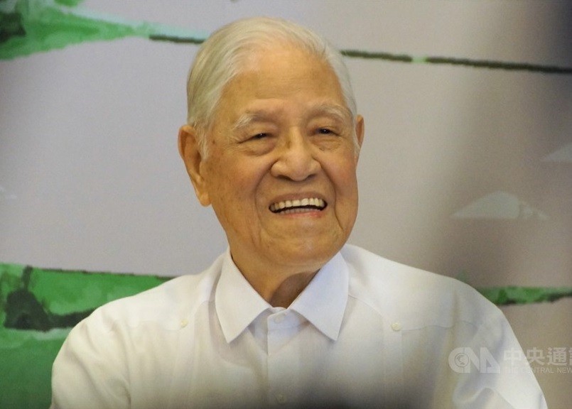 躺半年都沒醒來...李登輝臨終前「沒人敢拔管」　妻子徹夜陪伴「淚牽老伴突然醒悟」：該放手了