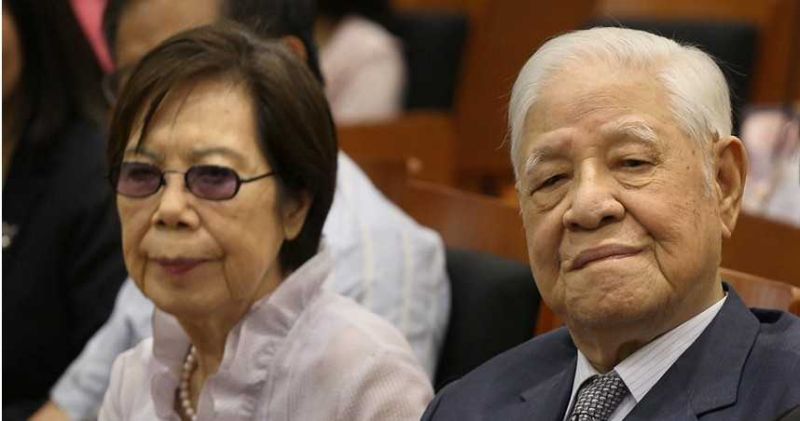 躺半年都沒醒來...李登輝臨終前「沒人敢拔管」　妻子徹夜陪伴「淚牽老伴突然醒悟」：該放手了