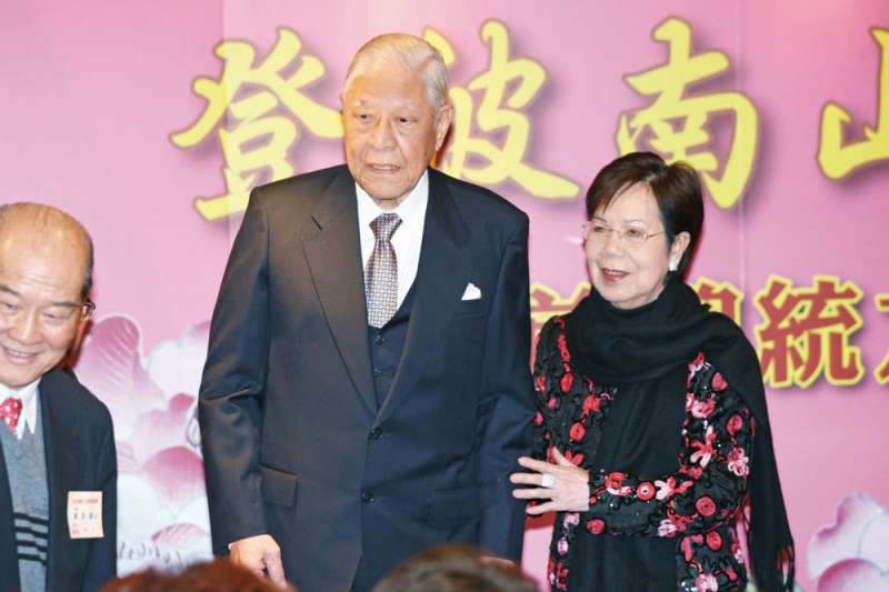 躺半年都沒醒來...李登輝臨終前「沒人敢拔管」　妻子徹夜陪伴「淚牽老伴突然醒悟」：該放手了