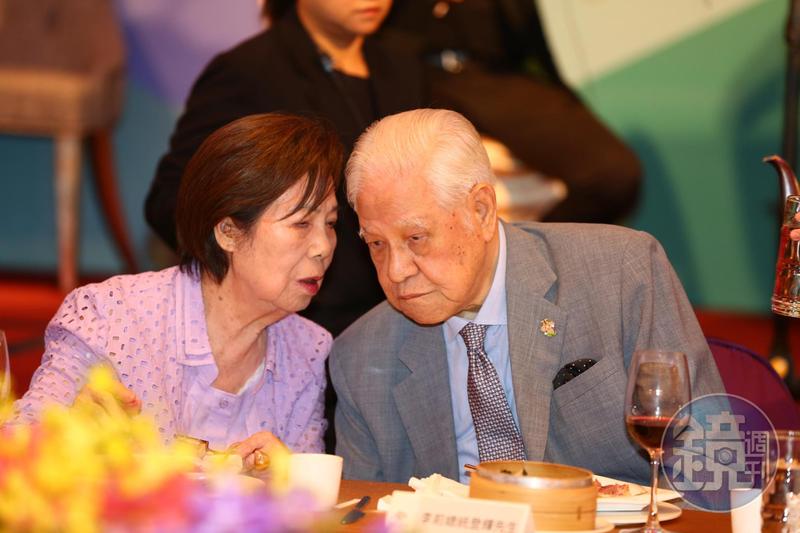躺半年都沒醒來...李登輝臨終前「沒人敢拔管」　妻子徹夜陪伴「淚牽老伴突然醒悟」：該放手了