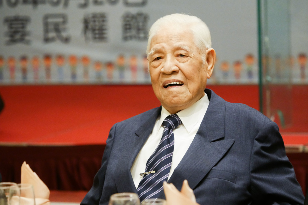 兒子先行走一步！李登輝悲慟「親手抱他進太平間」：我怕他冷　陪伴最後一段路「曾動了當牧師念頭」