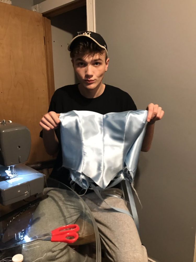 這種朋友太珍貴！她沒錢買禮服「男閨蜜親手為她做一件」　穿上跳舞「瞬間變童話公主」水藍裙擺太夢幻