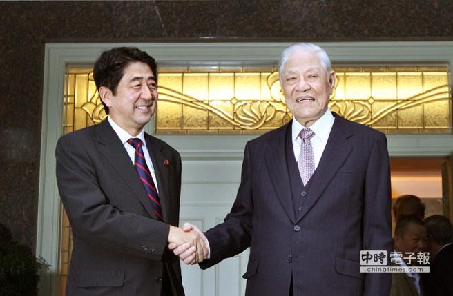 兄弟隔62年終重逢！李登輝走前曝「家裡不願設哥哥牌位」　曾淚灑日本神社「爸爸一直在等他回來」