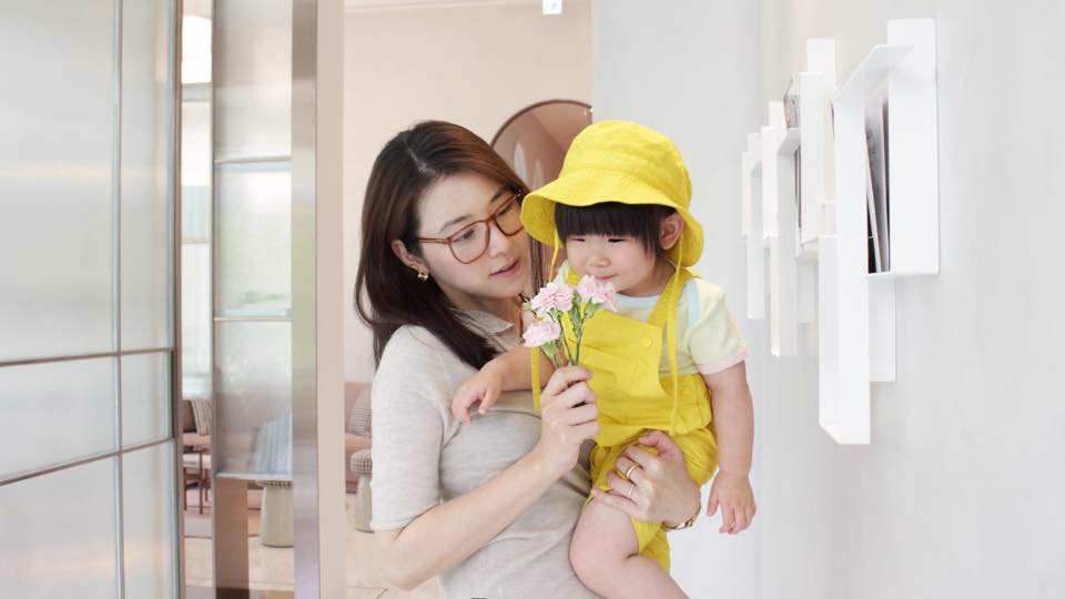 一改低調護女！陳怡蓉「首次曝光2歲萌娃」網驚呼：跟爸爸長超像　甜曝「女兒會選邊站」差別待遇太明顯