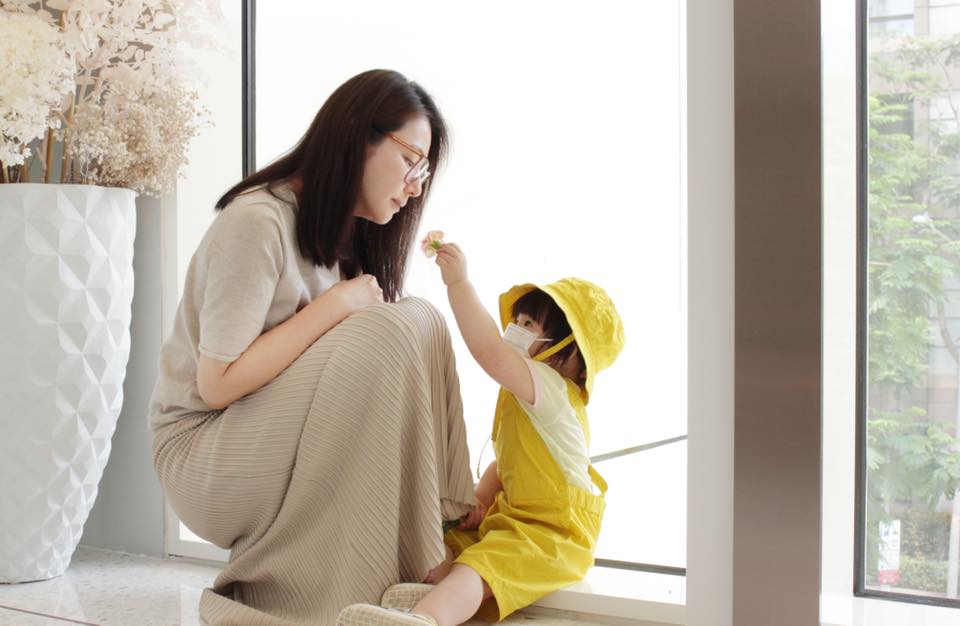 一改低調護女！陳怡蓉「首次曝光2歲萌娃」網驚呼：跟爸爸長超像　甜曝「女兒會選邊站」差別待遇太明顯