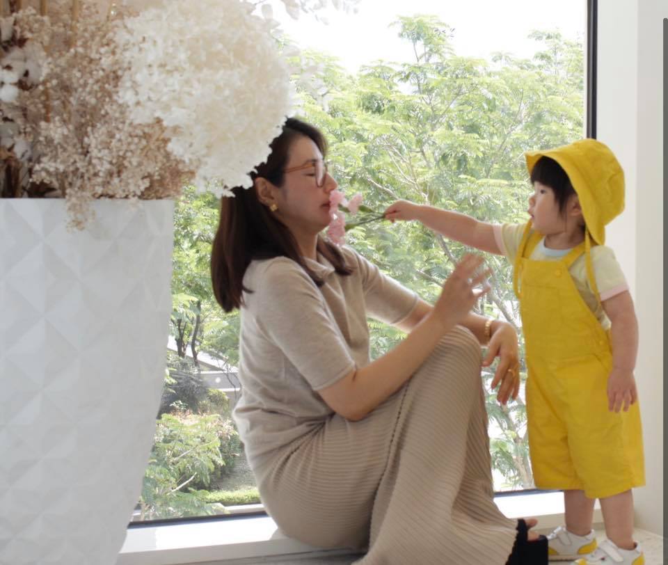 一改低調護女！陳怡蓉「首次曝光2歲萌娃」網驚呼：跟爸爸長超像　甜曝「女兒會選邊站」差別待遇太明顯