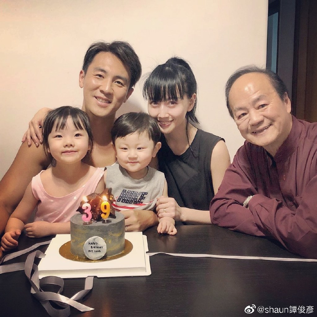 一生只愛老婆！狄龍「牽手初戀45年」喜抱兩孫近況曝光　兒繼承衣缽當演員「媳婦近照美翻天」