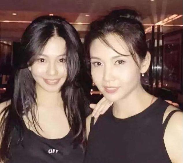 不想被叫最美星二代！邱淑貞談21歲女兒：「選我當媽媽很有壓力」　素顔出街成焦點「開導女兒要看開」