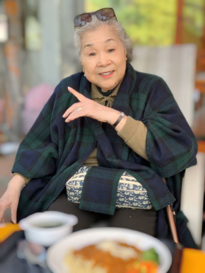 爆瘦消失2年！素珠阿姨「丟拐杖吃力行走」健康狀況堪憂　近日終露面「偕尪恩愛現身」網喊：鬆了一口氣