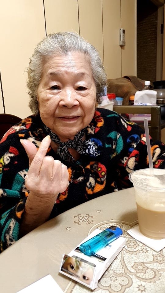 爆瘦消失2年！素珠阿姨「丟拐杖吃力行走」健康狀況堪憂　近日終露面「偕尪恩愛現身」網喊：鬆了一口氣