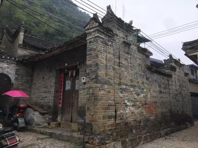 歷盡繁華！年輕人被山林吸引「將2百年老房變豪宅」　每天被陽光喚醒「夜晚坐庭院看星星」日常如詩