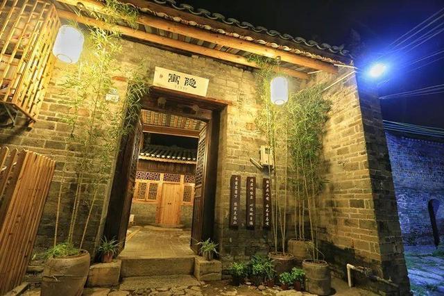 歷盡繁華！年輕人被山林吸引「將2百年老房變豪宅」　每天被陽光喚醒「夜晚坐庭院看星星」日常如詩
