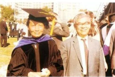 73歲，相愛52年！夫病床前求婚「沒妳就單身到老」　妻患絕症「為愛發生奇蹟」伴夫成物理學之父