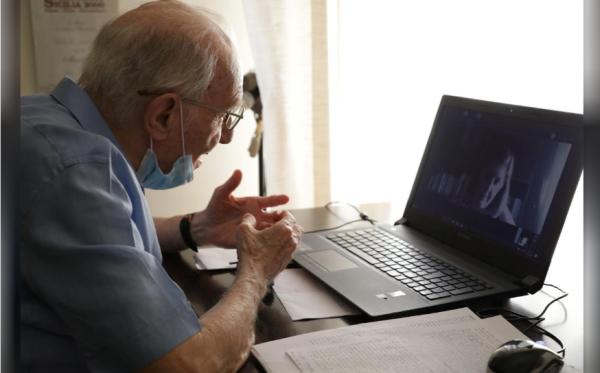 最年長大學生！96歲老翁「以全班第一成績畢業」成全校榜樣　苦讀背後超勵志：「知識是財富」
